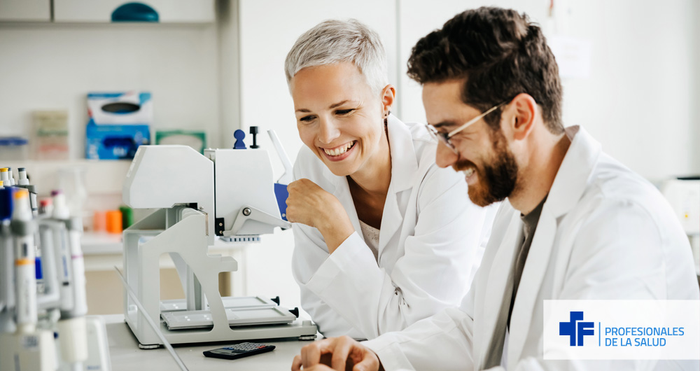 Médicos analizando unos resultados