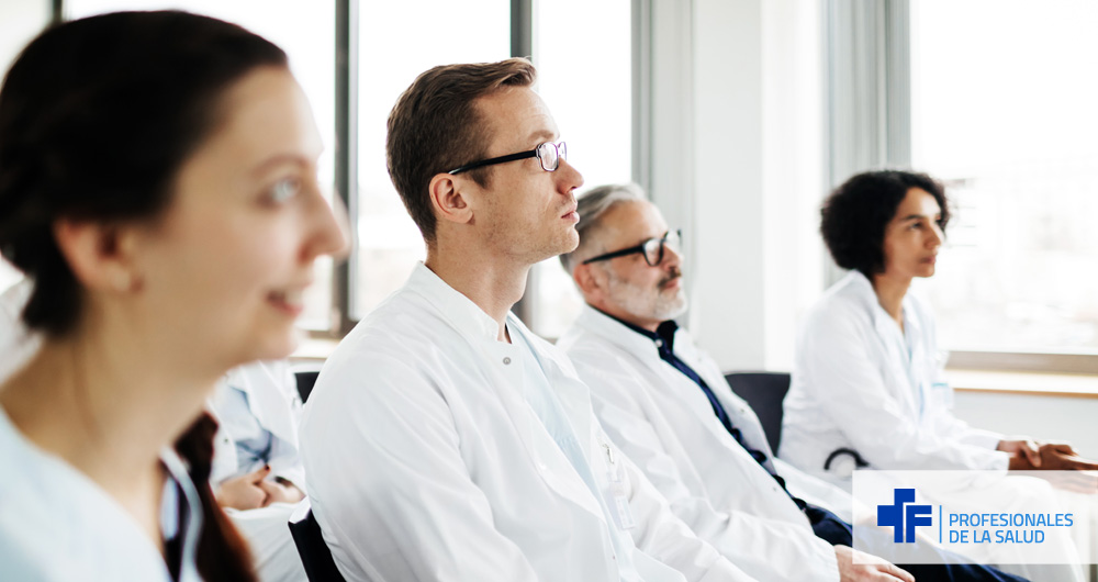Profesionales de la salud atendiendo a una charla