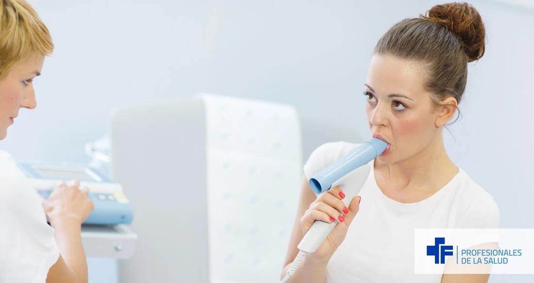 Paciente asmática realizando una espirometría según las indicaciones de su médico, que sigue las recomendaciones de la última guía GINA.